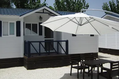 Camping la Torreta   -  Mobilheim mit SItzgelegenheit auf dem Campingplatz