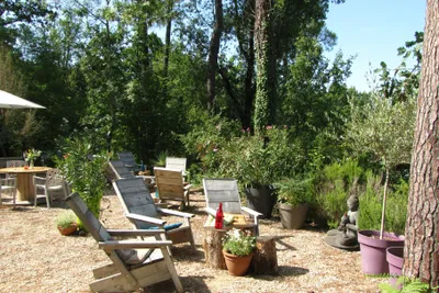 Camping La Tuque - Terrasse auf dem Campingplatz mit Blick ins Grüne