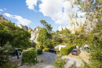 Camping La Vallée Heureuse  -  Stellplatz vom Campingplatz mit Blick auf die umliegenden Felsen im Alpilles Natural Regional Park