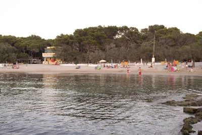 Camping La Vecchia Torre  - Blick den Campingplatz mit direktem Zugang zum Strand am Meer