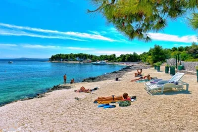 Camping Labadusa  - Liegestühle in der Sonne am Strand vom Campingplatz in Kroatien