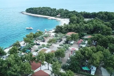 Camping Labadusa  -  Stellplatz und Strand vom Campingplatz aus der Vogelperspektive
