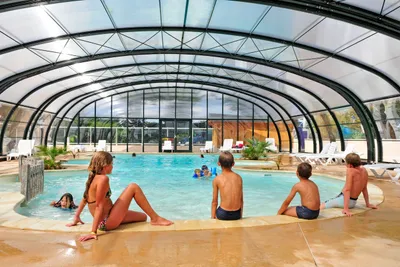Camping Lac de Ribou - Kinder in der Schwimmhalle im Poolbereich des Campingplatzes