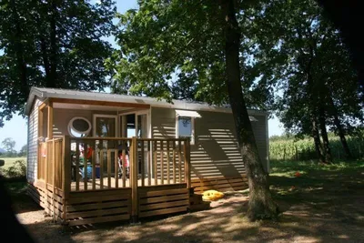 Flower Camping Lac Du Marandan  - Mobilheim mit Veranda auf dem Campingplatz