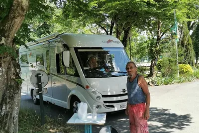 Flower Camping Lac Du Marandan - Wohnmobil- und  Wohnwagenstellplätze im Schatten der Bäume