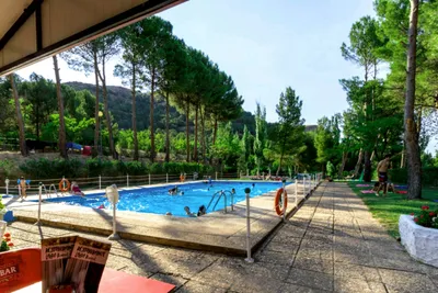 Camping Lago Resort  -  Pool vom Campingplatz im Grünen