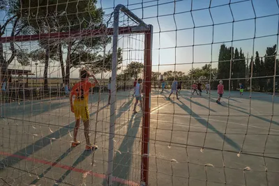 Camping Laguna - Camper spielen Fussball auf dem Sportplatz