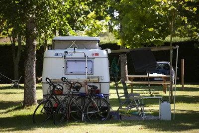 Camping Laredo - Stellplatz zwischen den Bäumen