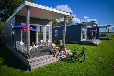 Siblu Camping Lauwersoog -Mietunterkunft mit kleiner überdachter Terrasse 