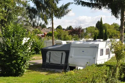 Camping Le Beau Village de Paris  -  Wohnmobil auf dem Stellplatz vom Campingplatz im Grünen