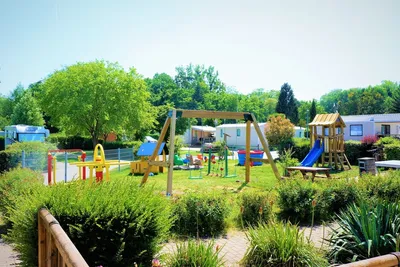 Camping Le Beau Village de Paris  -  Spielplatz vom Campingplatz auf grüner Wiese