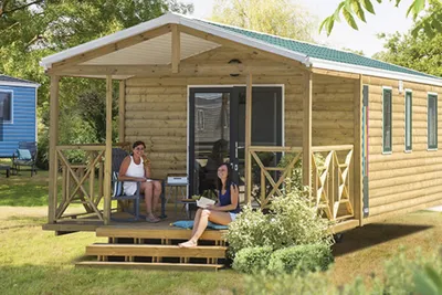 Camping Le Beau Village de Paris  -  Camper auf der Veranda vom Mobilheim auf dem Campingplatz