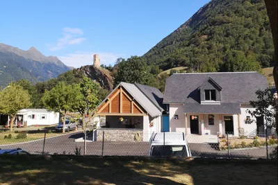 Camping Le Bergons - Außenansicht des Sanitärgebäudes