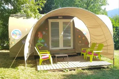 Camping Le Bois de Cornage  -  Mobilheim mit Terrasse auf dem Campingplatz