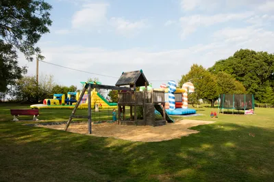 Flower Camping Le Bois Fleuri - Spielplatz vom Campingplatz mit Schaukeln, Rutsche Trampolin und Hüpfburg