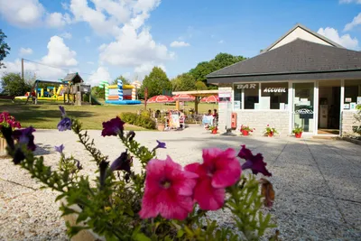 Flower Camping Le Bois Fleuri - Spielplatz und Rezeptions- und Restaurantgebäude