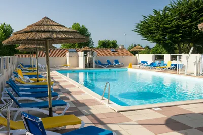 Camping LE BRANDAIS  -  Pool vom Campingplatz mit Sonnenschirmen und Liegestühlen