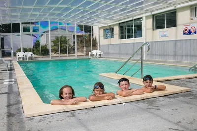Camping LE BRANDAIS  - Kinder im Indoor Pool vom Campingplatz