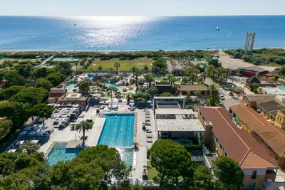 Yelloh! Village Le Brasilia  - Luftaufnahme des Campingplatzes mit Freibad