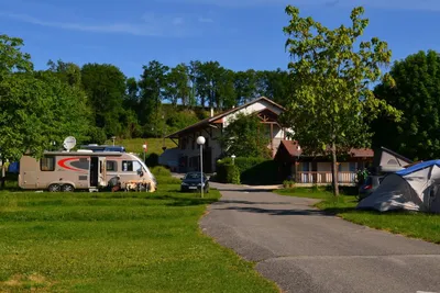 Camping Le Calatrin  -  Wohnwagen- und Zeltstellplatz zwischen Bäumen auf dem Campingplatz