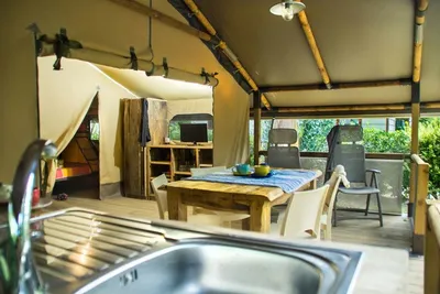 Camping Le Capanne - Vorraum des Safarizelts mit Esstisch