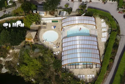 Camping Le Châtelet  -  Poolbereich vom Campingplatz mit Liegestühlen in der Sonne aus der Vogelperspektive