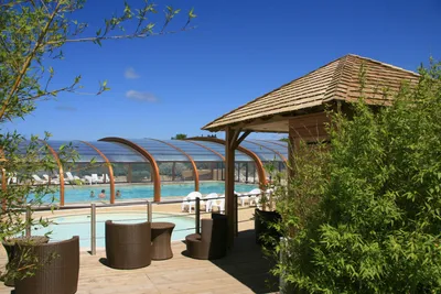 Camping Le Châtelet  - Blick auf den überdachten Pool und dem Kinderbecken vom Campingplatz