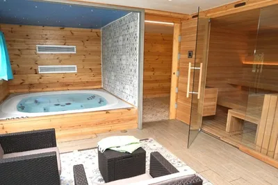 Camping Clos Cacheleux  Camping Le Clos Cacheleux - Wellnessbereich mit Whirlpool und Sauna