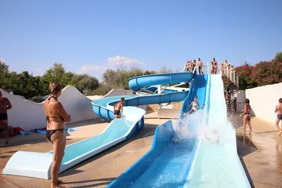Camping Le Clos du Rhône  -  Camper an der Wasserrutsche vom Pool auf dem Campingplatz