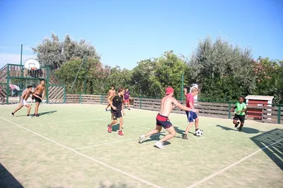 Camping Le Clos du Rhône  - Fußball spielende Camper auf dem Sportplatz vom Campingplatz
