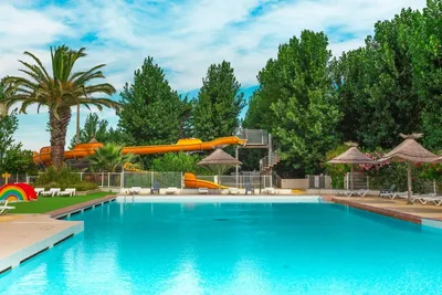 Camping Le Clos Virgile  -  Pool vom Campingplatz mit Wasserrutsche im Grünen