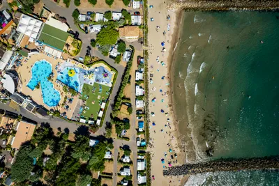 Yelloh! Village Le Club Farret  Camping Le Club Farret  - Luftaufnahme des Campingplatzes mit Wasserpark und Badestrand