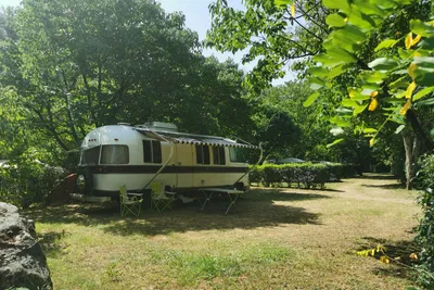 Camping Le Coin Charmant - Stellplätze im Schatten der Bäume
