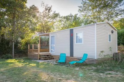 Camping Le Coin Charmant - Mobilheim mit Veranda auf dem Campingplatz