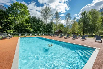Camping Koawa Le Colporteur  Camping Le Colporteur - Ciela Village  - Pool im Freien mit Liegestühlen