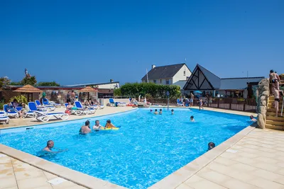 Camping Le Cormoran  - Pool im Freien mit Liegestühlen und Sonnenschirmen