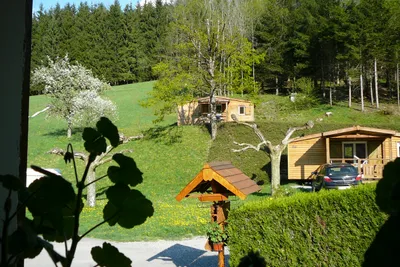 Camping Le Crêtoux  -  Mobilheime vom Campingplatz mit Veranda im Grünen