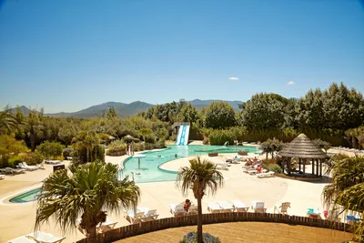 Camping Le Dauphin - Freibad mit Rutschen und Liegestühlen auf dem Campingplatz