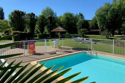 Camping Le Douzou - Pool und Grünfläche auf dem Campingplatz