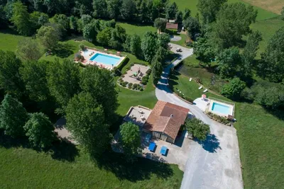 Camping Le Douzou - Campingplatz aus der Vogelperspektive