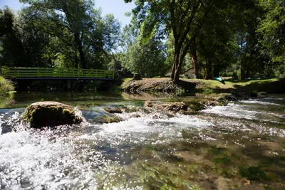 Camping Le Douzou - Fluss mit Brücke in der Nähe vom Campingplatz