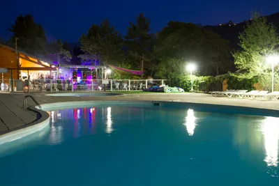 Camping Le Fontarache  -  Poolbereich bei Nacht
