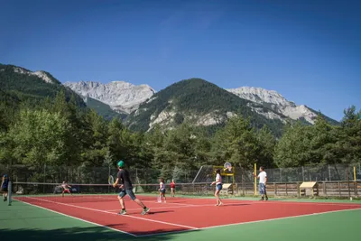 Camping Le Fontarache  - Tennisplatz mit Blick auf die Berge