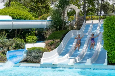 Camping Le Fort Espagnol - Wasserrutschen am Pool
