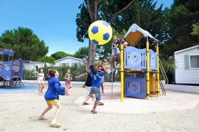 Camping le Garden -  Kinder spielen auf dem Spielplatz