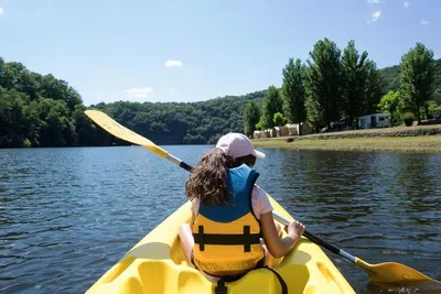 Camping Le Gibanel  - Kayak fahrende Camper auf dem Fluss am Campingplatz