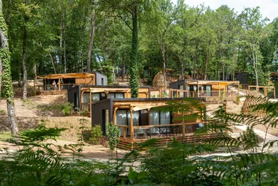 Camping Sandaya Le Grand Dague - moderne Mobilheime im Halbschatten unter Bäumen