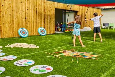 Yelloh! Village Le Jard  Camping Le Jard - Bogenschießen als Freizeitaktivität auf dem Campingplatz