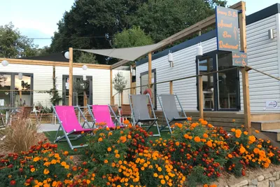Flower Camping du Lac - Rezeption und Terasse vom Restaurant auf dem Campingplatz
