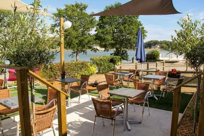Flower Camping du Lac - Terasse vom Restaurant mit Blick auf den See